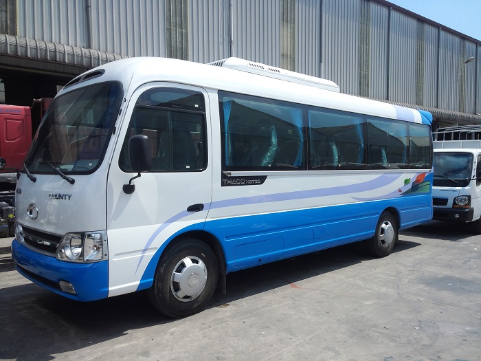 Xe 29 chỗ màu trắng xanh chuyên chở khách du lịch Xe 29 chỗ màu trắng xanh chuyên chở khách du lịch